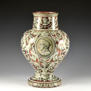 Lüsterglasvase mit Groteskendekor und männlichem Profil in Reserve - Manufaktur Cantagalli, ca. 1880-1890